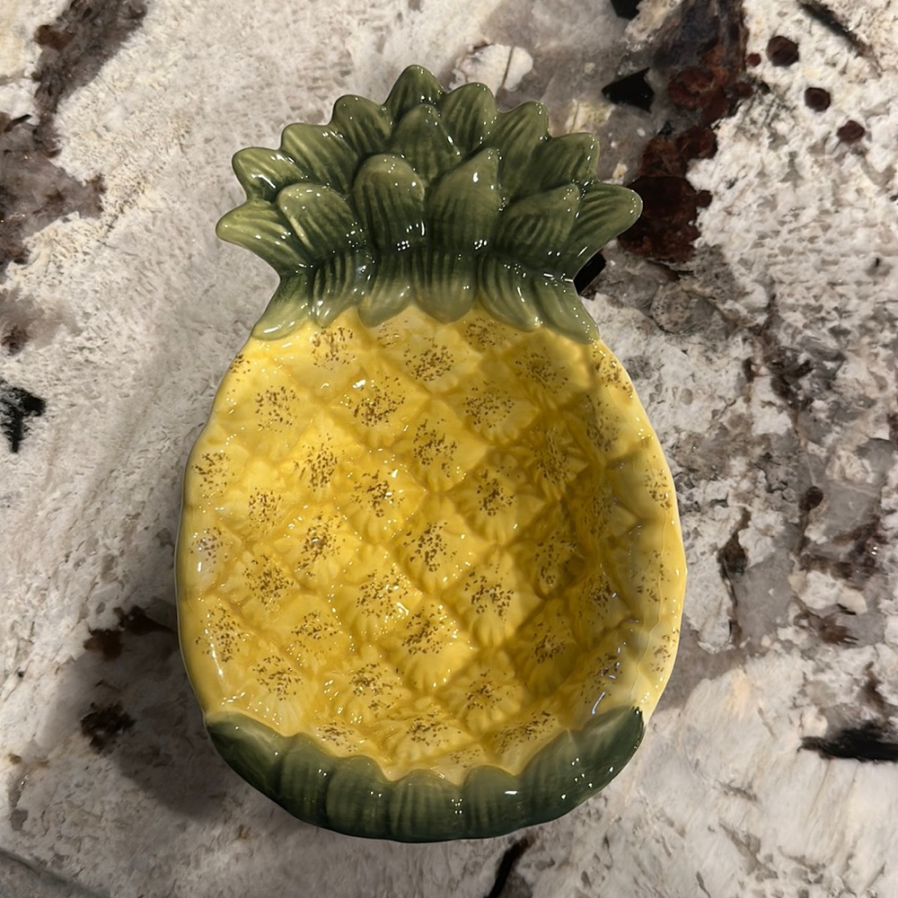 sur la table pineapple dish